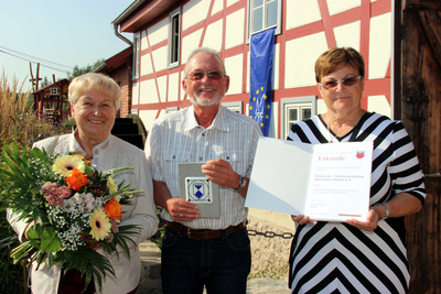 Ute John (l.) und Klaus Rudolph (M.) konnten als Vertreter des Vereins die Auszeichnung  entgegen nehmen, für die sie Inge Michalski vorgeschlagen worden waren.