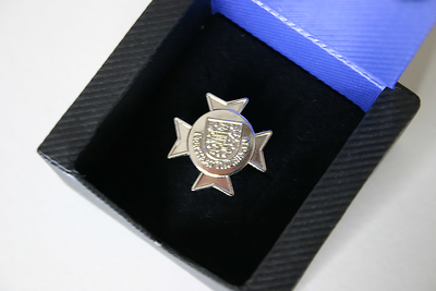Die Thüringer Ehrennadel ist als Anstecker fürs Revers ausgeführt.