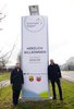 Landrat Onno Eckert und der Gothaer Bürgermeister Ulf Zillmann vor der neuen Pylone im Gewerbegebiet Gotha-Süd. 