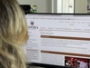 Zu sehen ist eine Person, die vor einem Bildschirm sitzt. Auf dem Bildschirm ist die Website des Landratamtes Gotha zu sehen.