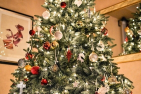 Zu sehen ist ein geschmückter Weihnachtsbaum. 