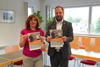 Melanie Schrickel und Onno Eckert präsentieren das Plakat für die Ausbildungsbörse
