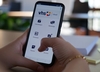 Zu sehen ist ein Handy im Großformat. Auf dem Bildschirm ist die Startseite der VHS-Cloud geöffenet.