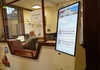 Zu sehen ist das neue Terminal mit Optionen zur Terminbuchung. Im Hintergrund sieht man die Infothek.