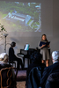 Zu sehen ist die Gesangsschülerin Valeria Hülfenhaus, die mittig im Bild steht und am Klavier begleitet wird.
