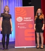 Zu sehen sind die beiden Gesangschülerinnen Xenia Skorupa und Hanna Beck. Zwischen ihnen ist ein roter Aufsteller von "Jugend musiziert". 
