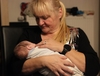 Frau Eberhardt mir ihrem jüngsten Pflegekind. Foto: Landratsamt.