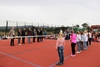 Offiziell eröffnet wurde der neue Platz mit einer Partie "Ball über die Schnur" - Erwachsene gegen Grundschüler:innen. 