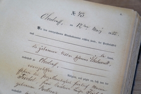 Zu sehen ist ein Ausschnitt aus einem Geburtenregister der Stadt Ohrdruf aus dem Jahr 1885.