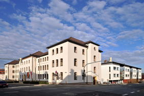 Zu sehen ist das Hauptgebäude des Landratsamtes in der 18.-März-Str. inklusive Neubau. 