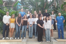 Im Foyer des Helios Klinikums stehen die Schülerinnen und Schüler zusammen mit weiteren Beteiligten.