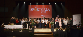 Alle Geehrten kamen zum Schluss nochmal auf die Bühne. Im Hintergrund ist auf der Leinwand "Sportgala" zu lesen.