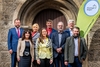 Neben Landrat Onno Eckert und der Ilm-Kreis-Landrätin, Petra Enders, stehen die neuen Markenbotschafterinnen und -botschafter.
