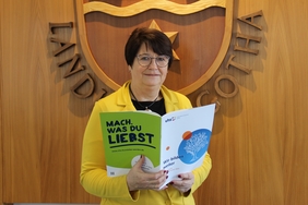Die Leiterin die Kreisvolkshochschule Gotha präsentiert das Programm für das Frühjahrsemester. 