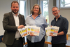 Onno Eckert, Kristina Schmidt und Ruben Eisleb präsentieren die neue Imagebroschüre