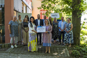 Sozialministerin Heike Werner überreichte im Beisein von Landrat Onno Eckert, Sozialdezernent Thomas Fröhlich und den Vertreterinnen der beiden Agathe-Träger im Landkreis, dem Diakoniewerk Gotha und dem Krügerverein, den symbolischen Förderscheck an die A