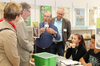 Bionik-Lehrer Bernd Schorr (M.) führt u. a. Claudia Hemmling (KSK Gotha), Landrat Konrad Gießmann, 2. Beigeordnetem Thomas Fröhlich (r.) und Adriane Frankenhäuser den Fin-Ray-Effekt einer adaptiven Struktur vor.