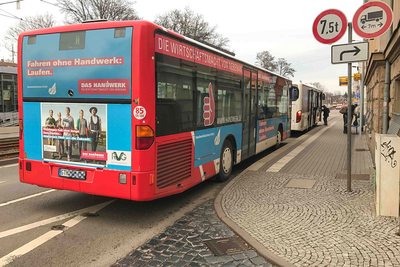 In und um Gotha ein Aufreger: Zur Abfahrtszeit warten zwei Busse an den Haltestellen.