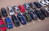 Zu sehen sind mehrere parkende Autos aus der Vogelperspektive.