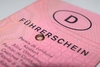 Zu sehen ist ein alter Papierführerschein.