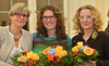 Frauenförderpreisträgerin Christine Georgi (r.) sowie die freiberuflichen Hebammen Annett Fischbach (l.) und Beate Riebold wurden im Spohrsaal geehrt. Foto: Lutz Ebhardt