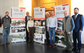 An der Präsentation der prämierten Fotos nahmen Stefan Hesse, Klaus-Dieter Barth, Helga Raschke, Dieter Schitky, Thilo Hess, Karl-Heinz Heusinger und Landrat Onno Eckert (v. l.) teil.