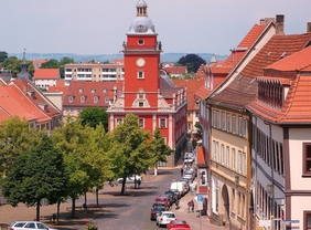 Zu sehen ist eine Straße in der Innenstadt von Gotha.