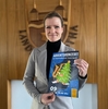 Für Karina Siebicke ist es das erste Adventskonzert als neue Leiterin der Kreismusikschule. Sie hält im Foto ein Plakat für das A