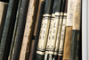 Zu sehen sind eine Reihe alter Standesamtsbücher aus den Jahren 1876 bis 1965.