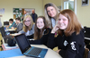 Mathe-Lehrerin Peggy Schneider setzt bei Achtklässlerinnen Lara Sophie, Malin und Clara (v.l.) auf die Möglichkeiten der Netbooks.