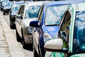 Mehrere Autos stehen hintereinander